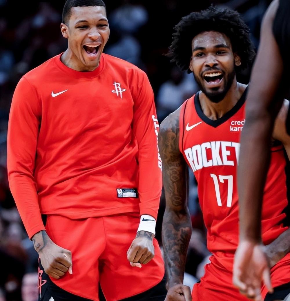 休斯敦火箭训练开放日；关键时刻强势反弹引欢呼；英超在即；控场能力受关注(休斯顿火箭最新动态)